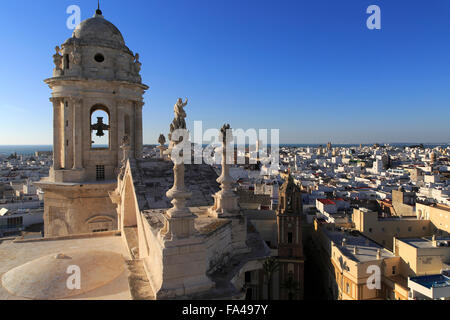 Los tejados de los edificios en el barrio de la viña, mirando al oeste desde el tejado de la catedral, Cádiz, España. Foto de stock