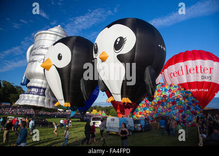 Pingüinos y Scottish Challenge Cup globos de aire caliente en el Bristol International Balloon Fiesta 2015 Aire caliente Foto de stock