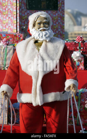 Un maniquí de Santa Claus en su trineo con el ceño fruncido preocupado inquietos buscando expresión foto afuera Foto de stock