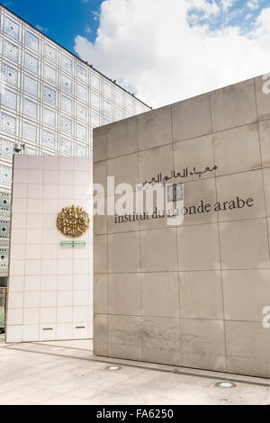 Fachada del instituto del Mundo Arabe mostrando el característico motor controlado sombrillas, París, Ile de france, Francia Foto de stock
