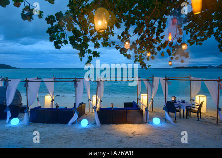 Mesa romántica junto al mar en la isla de Koh Samui, Tailandia Foto de stock