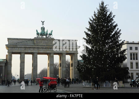 La Puerta de Brandenburgo en Berlín, Alemania. Un árbol de Navidad, que está en la histórica. Foto de stock