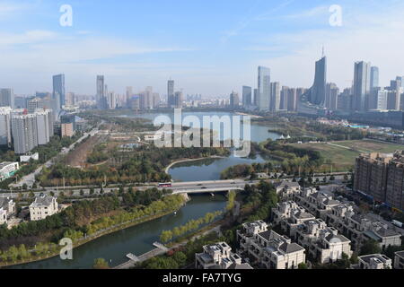 Amplio horizonte de Hefei, China, con el lago de los cisnes y parque, puentes y rascacielos del distrito financiero incluido Foto de stock