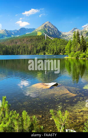Szczyrbske pleso el lago de las Montañas Tatra, Eslovaquia Foto de stock