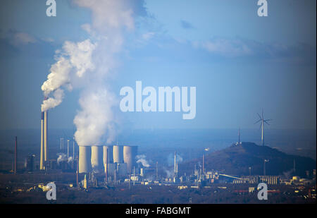 Planta de energía de carbón, torres de enfriamiento y Scholven montón en haze con la planta de energía eólica, Gelsenkirchen, districto de Ruhr Foto de stock