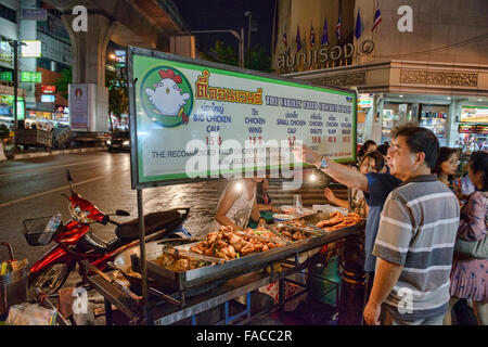 Pollo frito del vendedor en la calle en Bangkok, Tailandia