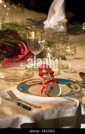 Reino Unido, Inglaterra, Cheshire, Knutsford, Tatton Hall, decoraciones de Navidad en el comedor, cracker en lugar Foto de stock
