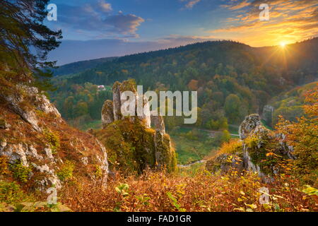 Parque Nacional de las montañas de Jura al atardecer, Otoño Pradnik Valley, de Polonia, de Europa Foto de stock