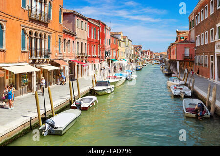 Canal de Fondamente dei Vetrai con botes, Isla de la laguna Murano, Veneto, Italia, la UNESCO Foto de stock