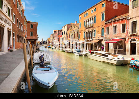 Canal de Fondamente dei Vetrai con barcos amarrados, Isla de la laguna Murano, Veneto, Venecia, la UNESCO Foto de stock