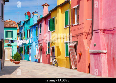 Características coloridas casas en la aldea de Burano cerca de Venecia en Italia (Burano Lagoon Island), la UNESCO