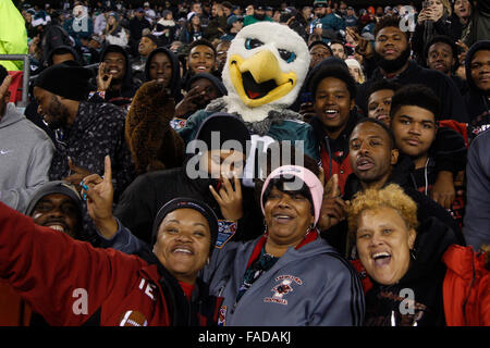 Philadelphia Eagles fans and the mascot swoop in the second half of an NFL  football game, Sunday, Dec. 27, 2009, in Philadelphia. (AP Photo/Michael  Perez Stock Photo - Alamy