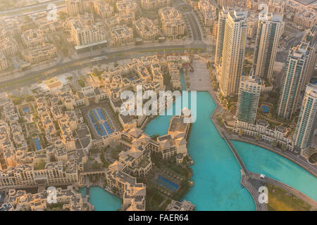 Mañana en el centro de Dubai escena. Vista superior desde arriba