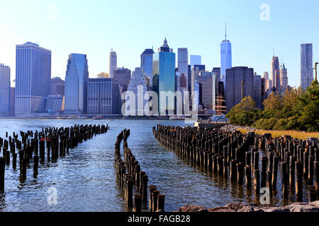 Lower Manhattan skyline visto desde el puente de Brooklyn Park cruzando el puerto de la ciudad de Nueva York