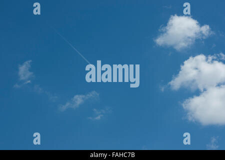 Aviones a chorro de vapor deja senderos en un cielo azul Foto de stock