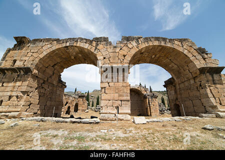La Basílica baños en Hierápolis, Denizli, Turquía. Hierápolis era una antigua ciudad grecorromana en Frigia.