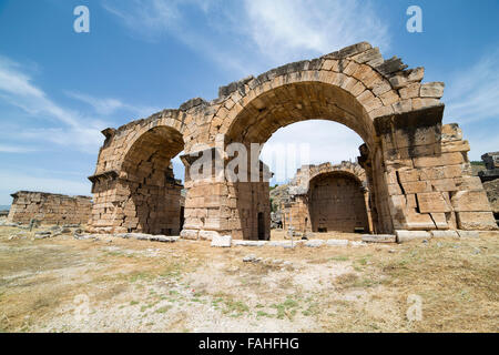 La Basílica baños en Hierápolis, Denizli, Turquía. Hierápolis era una antigua ciudad grecorromana en Frigia.