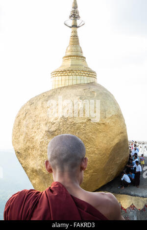 Golden,rock,Myanmar, Birmania,oro,Kyaitiyo,monje budista, Foto de stock