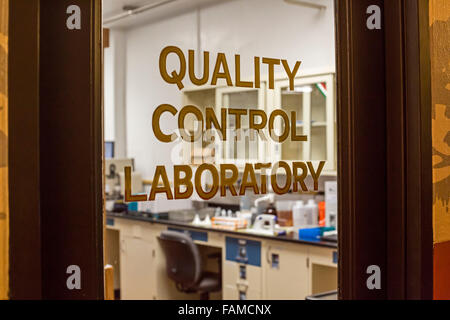 Golden, Colorado - El laboratorio de control de calidad en la cervecería Coors. Foto de stock
