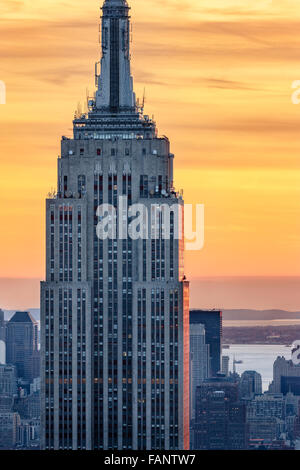 Vista aérea de la cima del Empire State Building rascacielos al atardecer con un cielo ardiente. Midtown, Manhattan, Ciudad de Nueva York