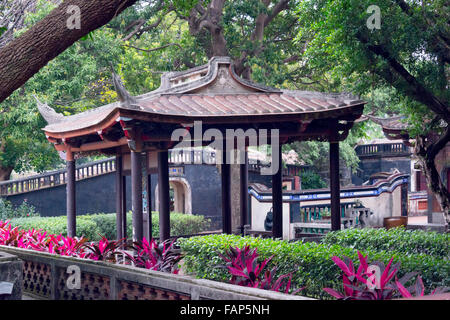 El pabellón puente y dentro de Shilin residencia oficial, la antigua casa del fallecido presidente Chiang Kai-shek, Taipei, Taiwán. Foto de stock