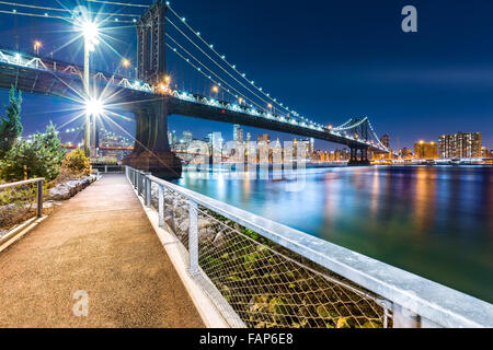 Manhattan Bridge de noche, visto desde John Street Park con el puente de Brooklyn y Manhattan skyline en el fondo.