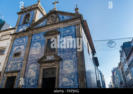 Capilla de las almas (Capela das Almas) en Oporto, Portugal Foto de stock