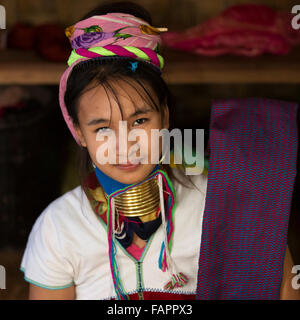 Una mujer de la tribu Kayan tejiendo en un taller en el Lago Inle en Myanmar (Birmania). La mujer viste bobinas de latón en su cuello.