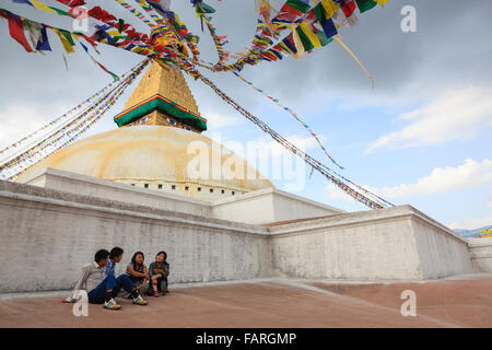 Los jóvenes sentados y hablando en la estupa Boudhanath. Katmandú. Nepal. Foto de stock