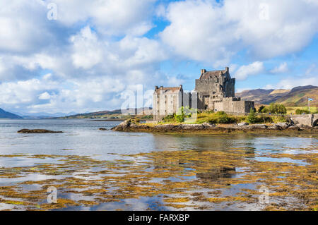 Castillo de Eilean Donan en la orilla del lago Loch Duich Ross y Cromarty Western Highlands de Escocia, Reino Unido GB Europa UE Foto de stock