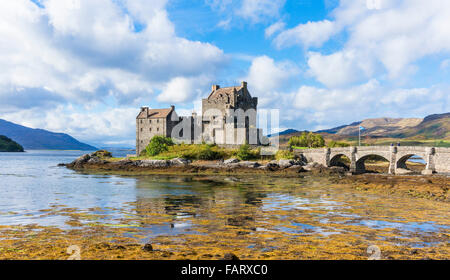 Castillo de Eilean Donan en la orilla del lago Duich Ross y Cromarty Western Highlands de Escocia Reino Unido GB Europa Foto de stock