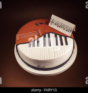 Pastel de cumpleaños decorado con fondant, redondeadas, simbólicamente la  presentación de violonchelo y piano instrumentos Fotografía de stock - Alamy