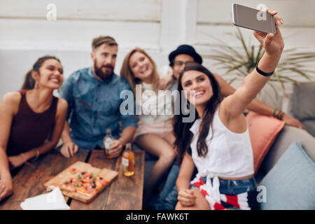 Grupo de Amigos, una fiesta en la azotea haciendo un selfie para recordar este momento perfecto. Felices y alegres jóvenes ta Foto de stock