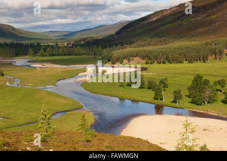 Mar Lodge Estate con el río Dee, cerca de Braemar, Deeside, aberdeenshire, Escocia. Dentro del Parque Nacional de Cairngorms. Foto de stock