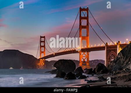 Puente Golden Gate, Marshall's beach, noche, costa rocosa, San Francisco, EE.UU.