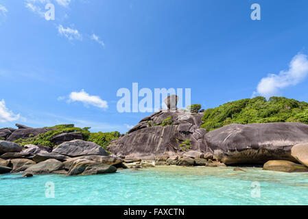 Hermoso paisaje gente sobre roca es un símbolo de las islas Similan, Nubes y cielo azul sobre el mar durante el verano en mu Ko bienes similares Foto de stock