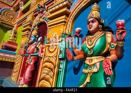 Colores brillantes dioses y deidades en un templo local en Thiruvananthapuram Foto de stock