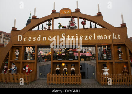 Un signo para el Striezelmarkt (mercado de Navidad) en Dresden, Alemania. Foto de stock