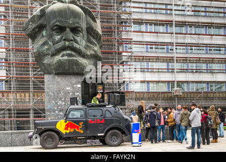 Red Bull mobile marketing y promoción delante del monumento a Karl Marx, Chemnitz, Alemania Foto de stock