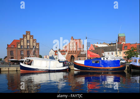 Arrastrero de pescado en el viejo puerto, Wismar, Mar Báltico, Mecklemburgo Pomerania Occidental, Alemania, Europa Foto de stock