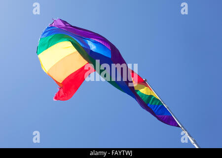 La bandera del arco iris con el cielo azul en San Francisco. Foto de stock