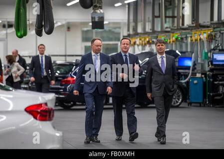 Munich, Alemania. 07Th ene, 2016. El Primer Ministro Británico David Cameron (C), el CEO de BMW Harald Krueger (R) y jefe de ventas de BMW, Ian Robertson (C), visita a las líneas de producción de la fábrica de BMW en Munich, Alemania, 07 de enero de 2016. Foto: MARC MUELLER/dpa/Alamy Live News