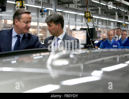 Munich, Alemania. 07Th ene, 2016. El Primer Ministro Británico David Cameron y el CEO de BMW Harald Krueger (2L) visitar las líneas de producción de la fábrica de BMW en Munich, Alemania, 07 de enero de 2016. Foto: MICHAELA REHLE/dpa/Alamy Live News