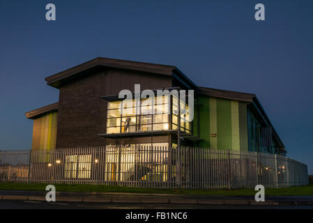 Unidad industrial inmobiliario comercial exterior tomada al atardecer, Reino Unido. Maniqui en la ventana. Foto de stock