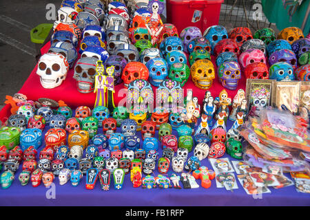 Gran cantidad de calaveras decorativas coloridas en una mesa para la venta  Fotografía de stock - Alamy