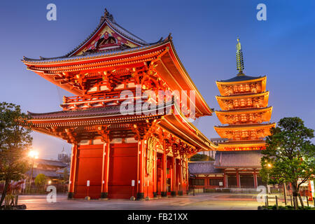 Asakusa, Tokio a puerta Hozomon del templo Sensoji y cinco pagoda.