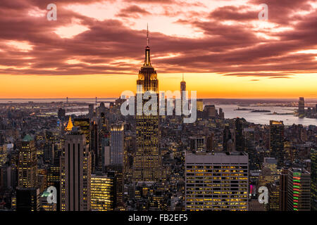 Vistas de Midtown Manhattan en la puesta de sol desde la cima de la roca, Nueva York, EE.UU.