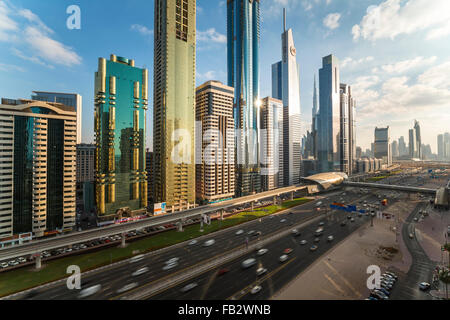 Los Emiratos Árabes Unidos, Dubai, Sheikh Zayed Rd, tráfico y nuevos edificios altos a lo largo de Dubai la carretera principal Foto de stock