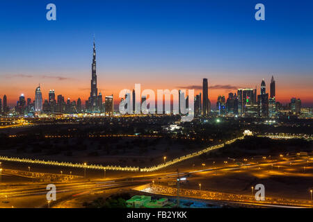 Los Emiratos Árabes Unidos, Dubai, vista elevada del nuevo horizonte de Dubai, el Burj Khalifa, moderna arquitectura y skyscrappers en S Foto de stock