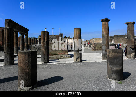 La zona del Foro de Pompeya, la ciudad romana sepultada en lava, cerca de la ciudad de Nápoles, la Lista del Patrimonio Mundial de la UNESCO de 1997 Región de Campania Italia